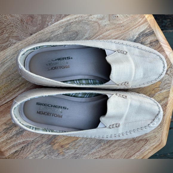 Skechers Size 9 Beige/Cream Slip-On Loafers - Picture 7 of 9